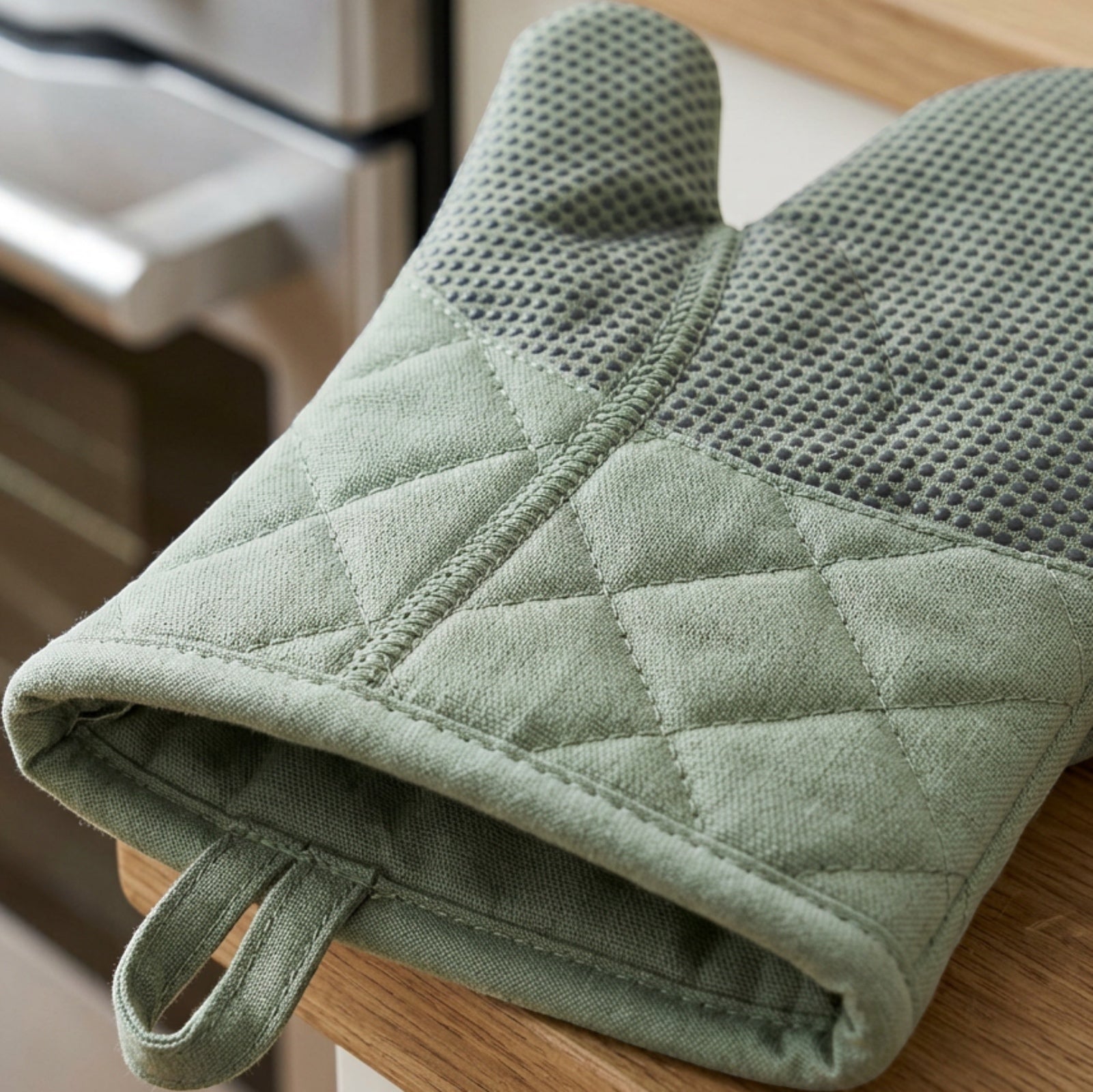 Baskliving Gridleaf Oven Mitts 12.5 in Sage Silicone Palm Pair - Detail view